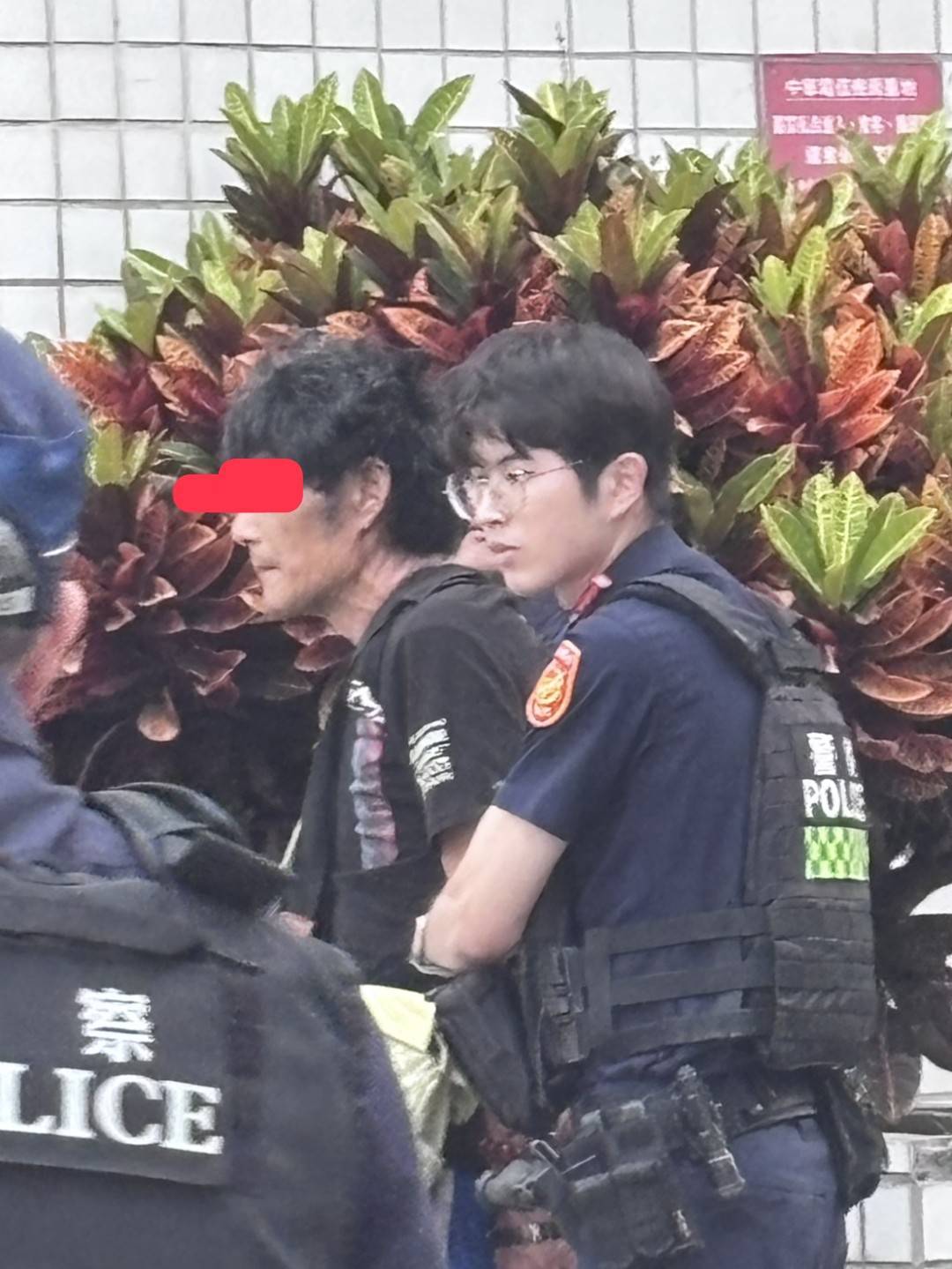 出現男子持槍行走遭警圍捕 虛驚一場